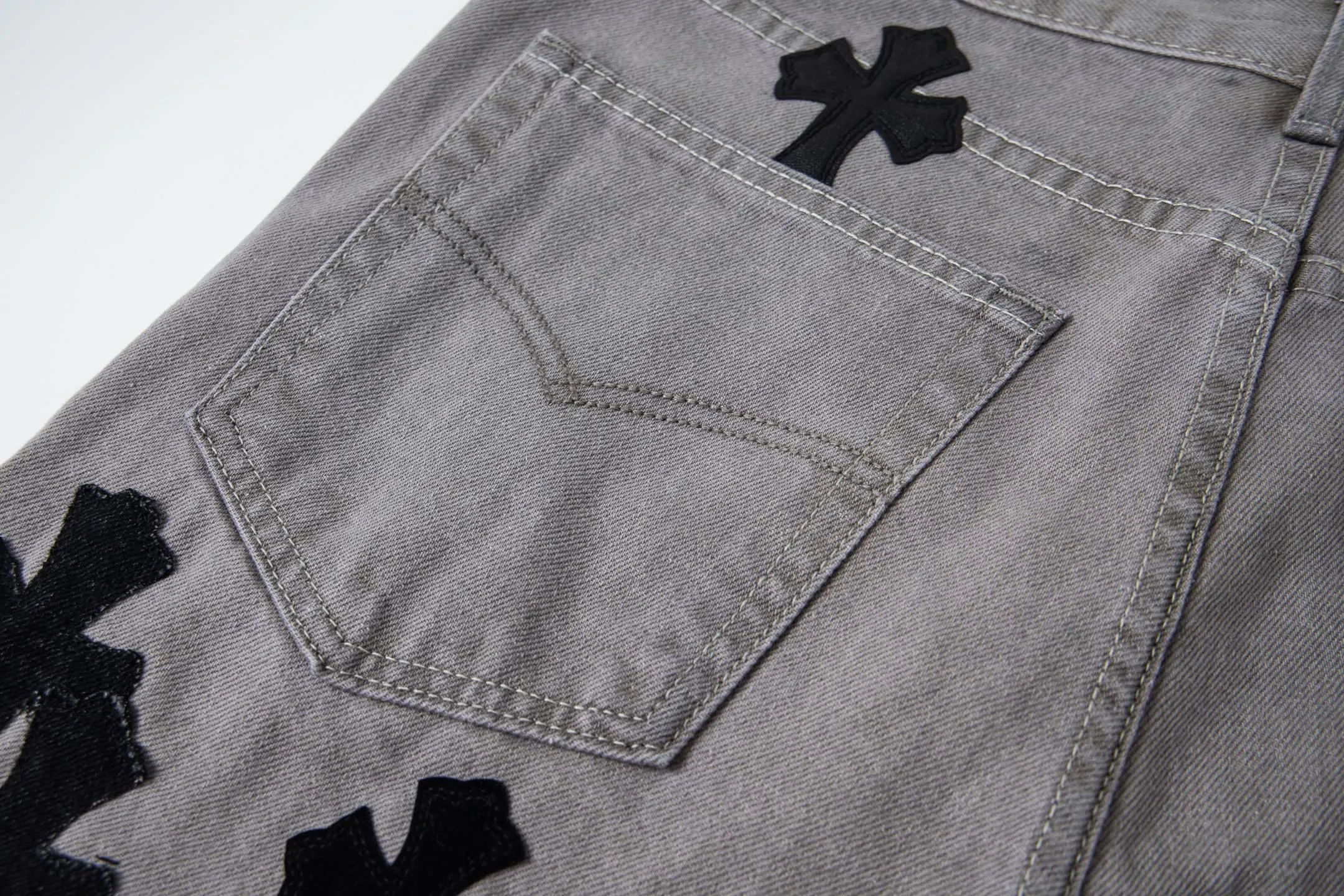 P290 Chrome Hearts Gray Cow King Jeans Multi-Leather Standard Work Jeans CH Jeans All need to be washed and then disassembled and hand-stitched with sheepskin cross leather and then spliced to complete. The whole process is too complicated to describe. About Chrome Hearts This is an extremely luxurious fashion brand that can also be called the aristocracy of the high street. It has always been an exclusive brand for some hipsters or the second generation of rich people. Compared with ordinary high streets, it is more luxurious and noble. Compared with luxury brands, it is more fashionable and individual. It has always been a brand that I have a special liking for. Style number: 1763# Color: Gray Size: 28 30 32 34 36
